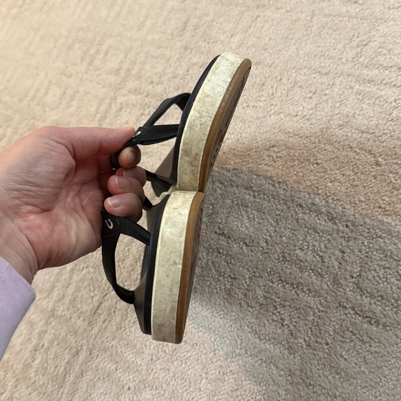 OluKai Nu'a Pi'o thong sandals in black synthetic material with a white sole - Picture 5 of 5